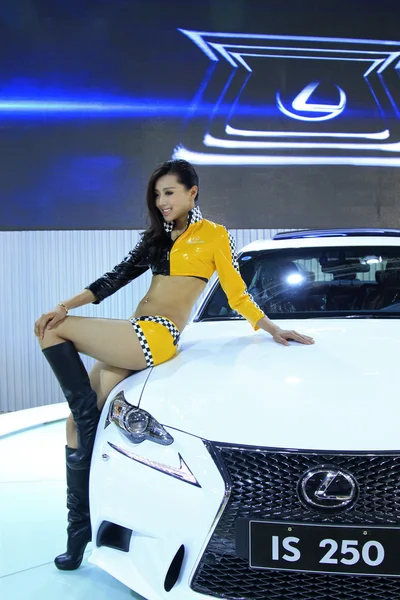 車の展示会、中国で美しい女性モデル — ストック写真