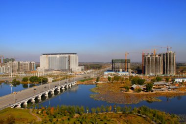 bir nehir, şehir manzarası arasında köprü