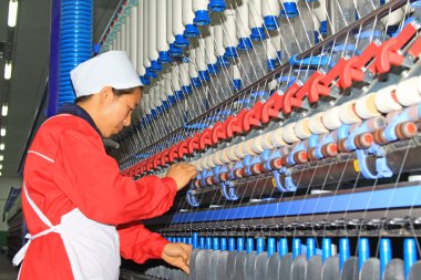 노동자는 작업장 회전에 긴장 작업