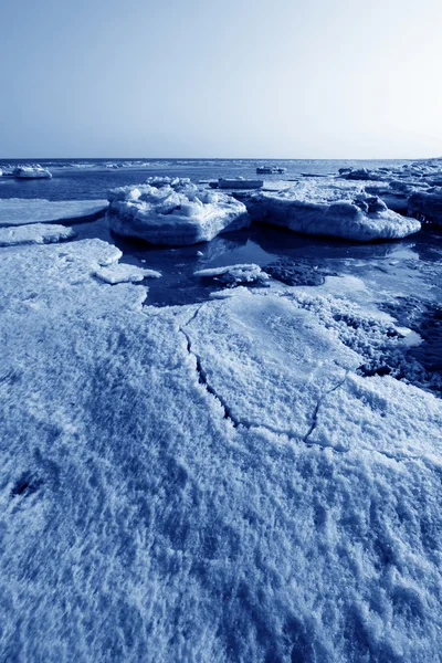 Sahil arta kalan buz doğal sahne — Stok fotoğraf