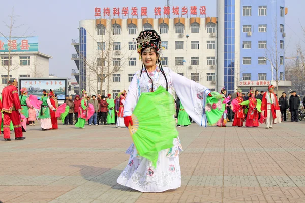 Menschen tragen bunte Kleidung, Yangko-Tanzaufführungen in den s — Stockfoto