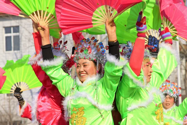 La gente usa ropa colorida, actuaciones de danza yangko en el s — Foto de Stock