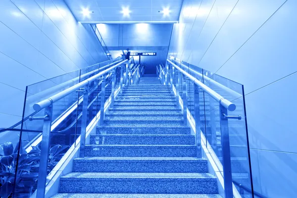 Stairs in the airport lounge hall — Stock Photo, Image