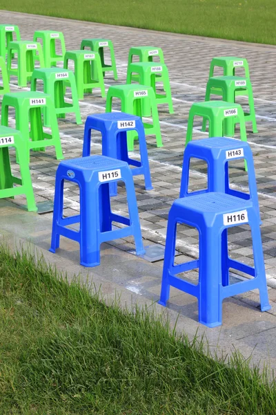 Banquetas de plástico na praça em um parque — Fotografia de Stock