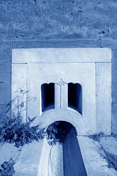 Trou de drainage en marbre blanc dans les tombes royales orientales du Qi — Photo