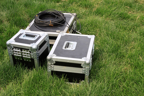 Серебряная коробка на зеленой лужайке
