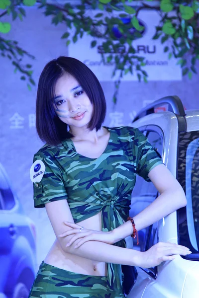 Hermosa modelo femenina en una exposición de automóviles, China —  Fotos de Stock