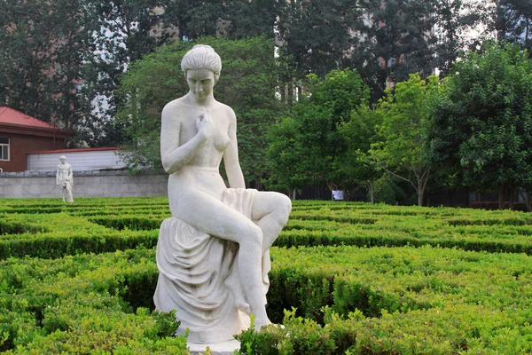 Lady naken sten skulptur i parken sten dörr, shijiazhuang, — Stockfoto