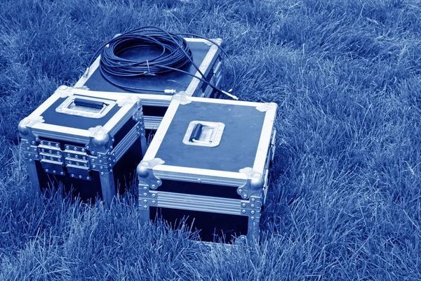 Caja de lata de plata en un césped verde — Foto de Stock