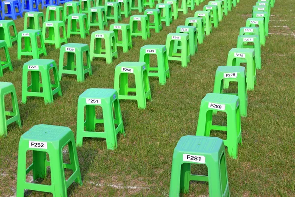 Taburetes de plástico en la plaza de un parque — Foto de Stock