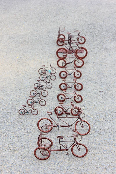 Toy crafts bicycle made of copper wire — Stock Photo, Image