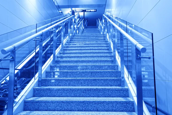 Stairs in the airport lounge hall — Stock Photo, Image