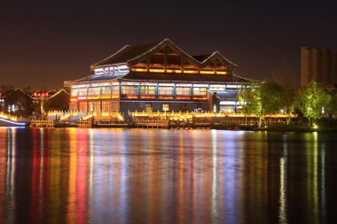 mimari peyzaj, gece bir parkta