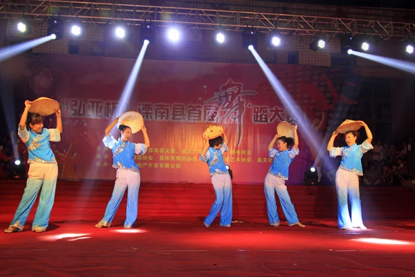 Actuación de danza en el escenario —  Fotos de Stock