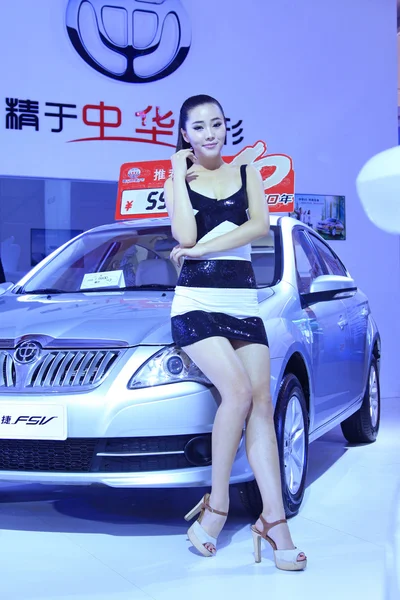 Mooie automodel in een auto-tentoonstelling, china — Stockfoto