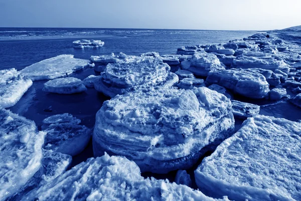 Sahil arta kalan buz doğal sahne — Stok fotoğraf