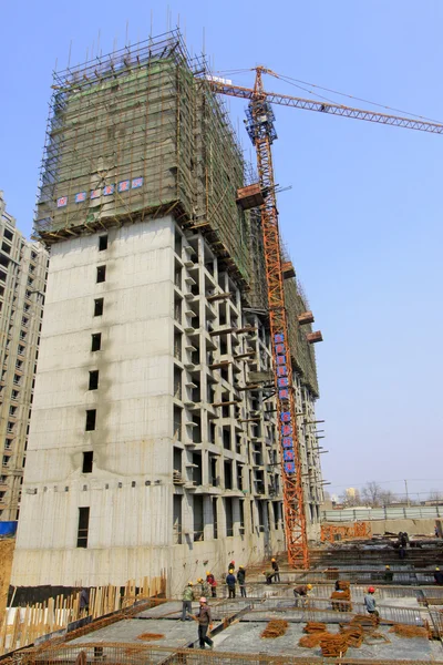 Local de construção residencial de arranha-céus em uma cidade — Fotografia de Stock