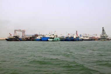 Rıhtımda demirli gemiler