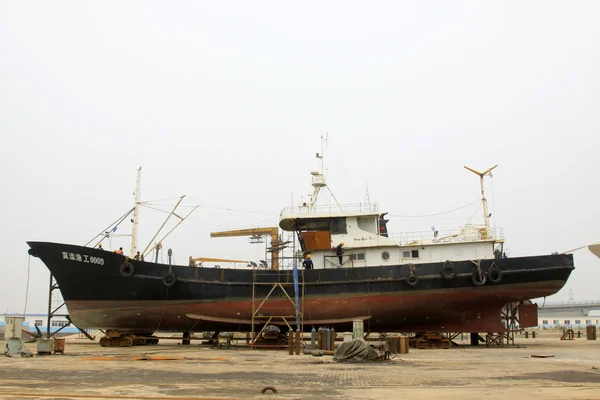 Fartyg väntar på reparation — Stockfoto