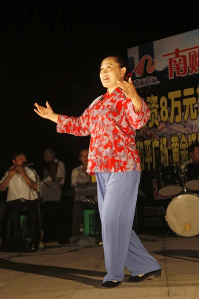 Ópera local actuando en un escenario, norte de China — Foto de Stock