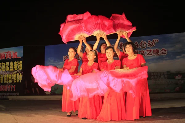 Танцювальний виступ на сцені, північний Китай — стокове фото