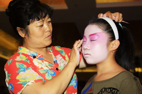 Maskenbildnerin schminkt den kleinen Schauspieler — Stockfoto