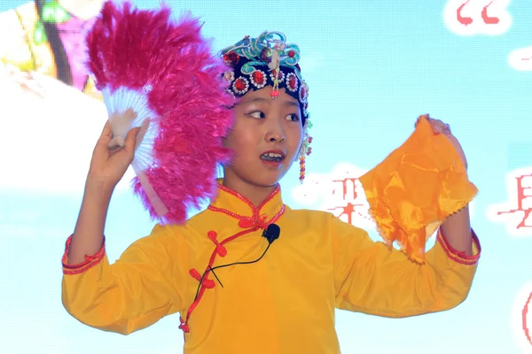 Дитячий Пекінська опера продуктивності на сцені — стокове фото