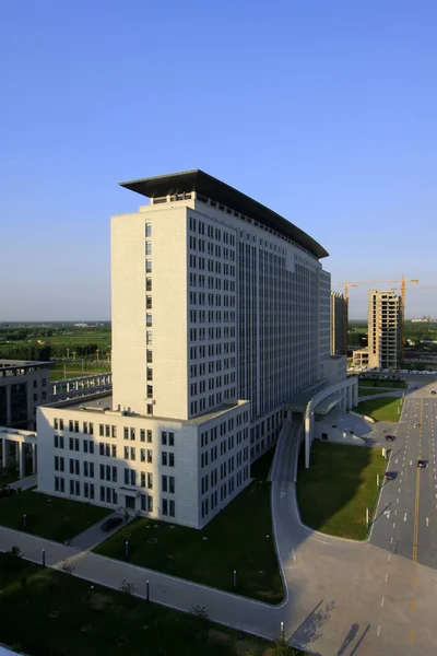 Staden arkitektur landskap under blå himmel — Stockfoto