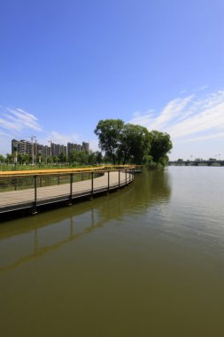 geniş su yüzeyi ve binalar 