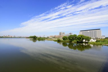 geniş su yüzeyi ve binalar 