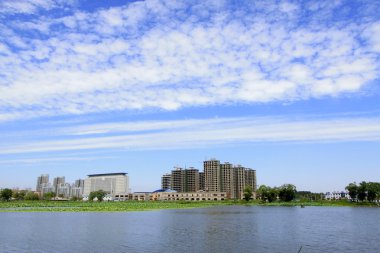 geniş su yüzeyi ve binalar 