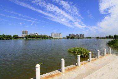 geniş su yüzeyi ve binalar 