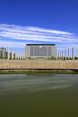 geniş su yüzey ve yüksek binaların 