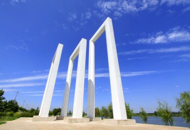 Beyaz kapı formu yapımı bir parkta  