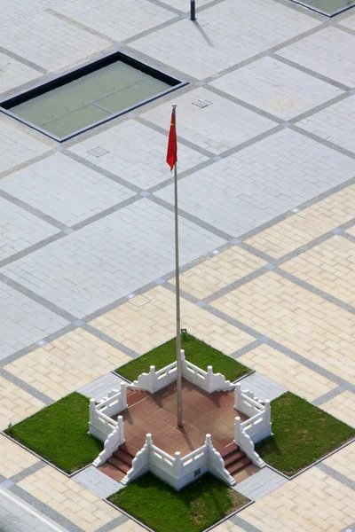 Bendera Cina tiang di sekolah, Cina utara — Stok Foto