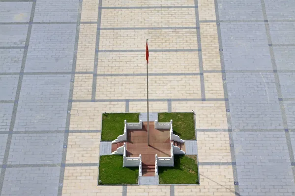 Poste de la bandera china en una escuela, China del norte — Foto de Stock