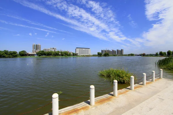 Wide water surface and buildings — Stock Photo, Image