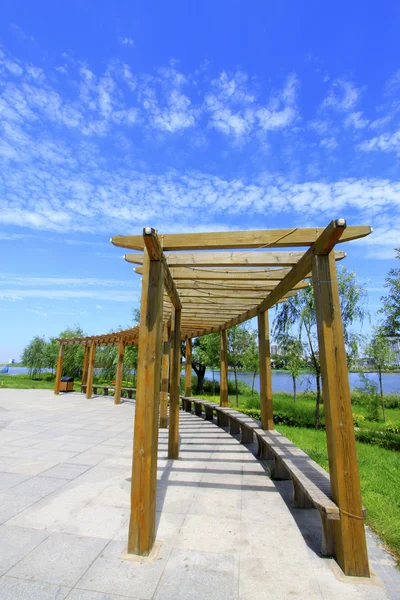 Veranda de madera en un parque — Foto de Stock