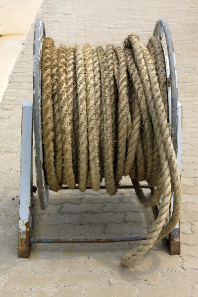 Corda de coco no bloco de bobinamento — Fotografia de Stock