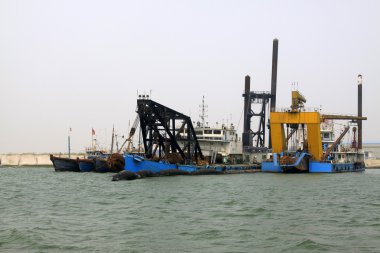 Rıhtımda demirli gemiler