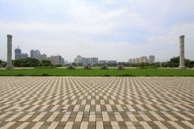 çim ve bir kare binalar 