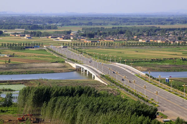 Puentes y campos en el hermoso verano — Foto de Stock