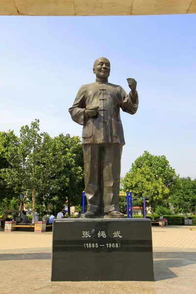 Figura escultura en un parque — Foto de Stock