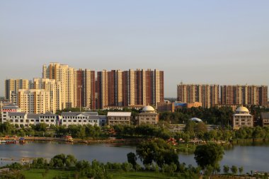 Şehir mimarisi manzara mavi gökyüzünün altında