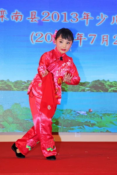 Performance de ópera de Pequim infantil no palco — Fotografia de Stock