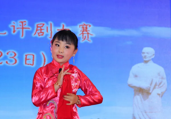 Детская пекинская опера на сцене — стоковое фото