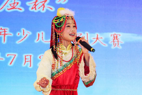 Performance de ópera de Pequim infantil no palco — Fotografia de Stock