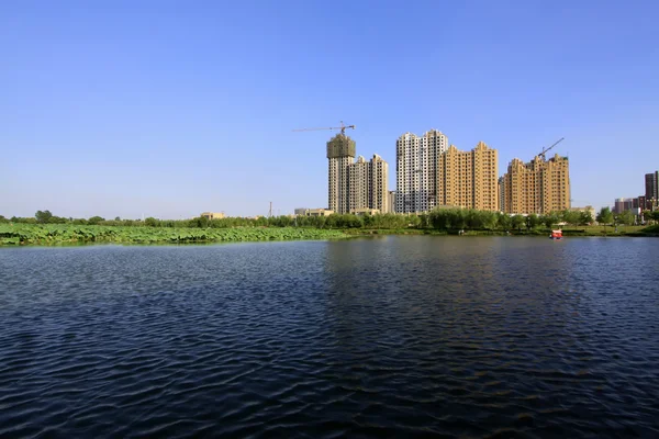 Göl kenarındaki bir park inşa — Stok fotoğraf