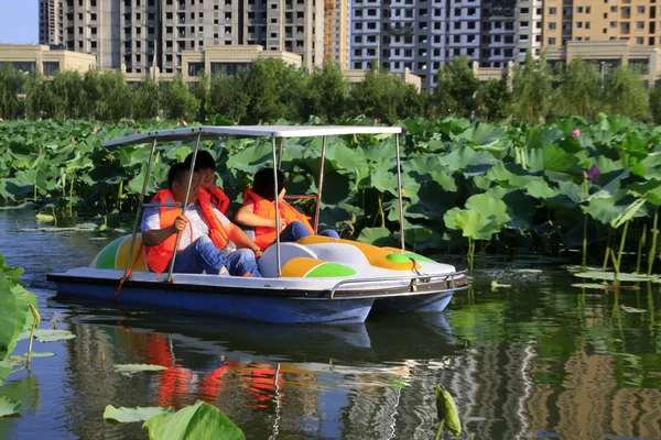 Freizeitboot fährt langsam im Wasser, in einem Park — Stockfoto