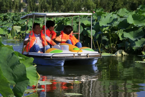 Freizeitboot fährt langsam im Wasser, in einem Park — Stockfoto